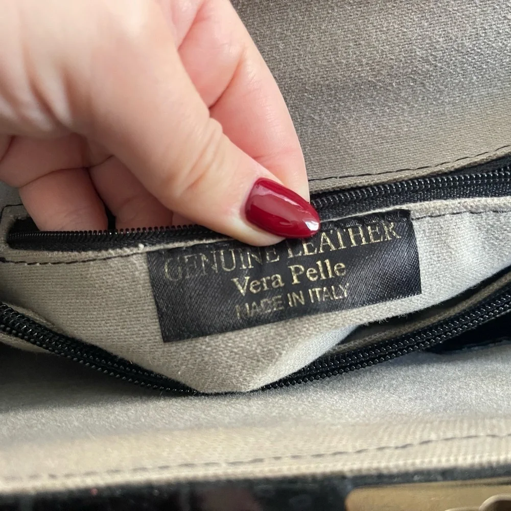 Vera Pelle leather Elegant Black-Embossed Handbag